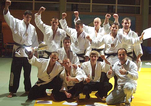 1.12.2007 Moderovať finále slovenskej národnej ligy v jude bola veľmi zaujimavá skúsenosť. Na foto som s 1. Judo Club Pezinok, majstri SR 2007.